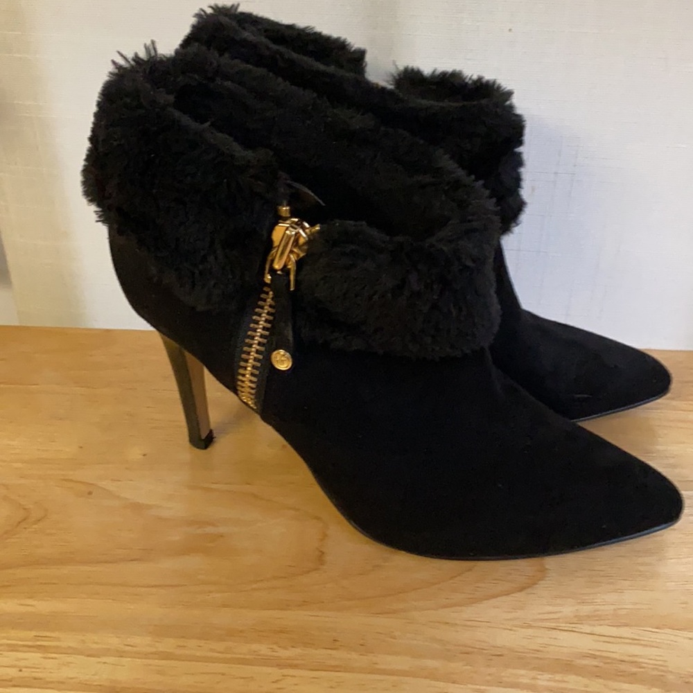 Adorable ~ Excellent Condition ~ Marc Fisher Fur Ankle high Suede boots ~ Size 8